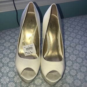 BRAND NEW unforgettable moments white heels